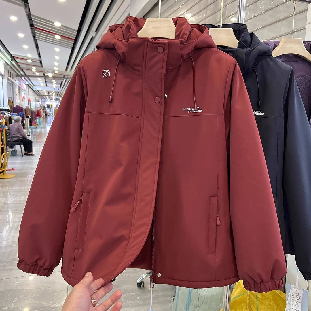 时尚妈妈装加绒加厚连帽红色外套女冬季新款超好看休闲冲锋衣夹克