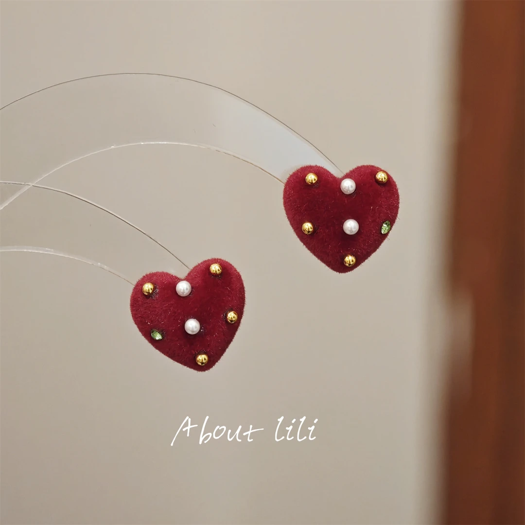 铜合金耳饰 红色丝绒爱心耳钉秋冬ins复古红植绒心形高级耳环