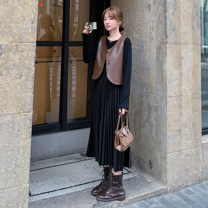 复古咖色皮衣马甲百褶黑色连衣裙套装女2025秋季新款显瘦洋气裙子