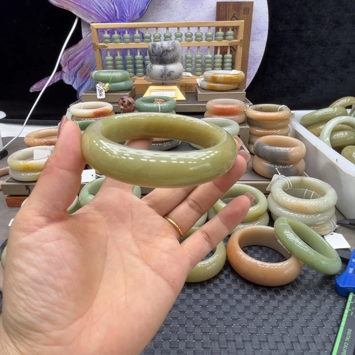 S***7石英质玉未镶嵌手镯