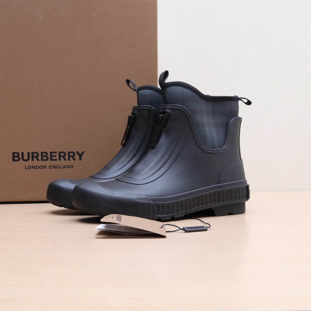 99新 BURBERRY/博柏利 短靴 36码 黑色 橡胶 36码 P214978366