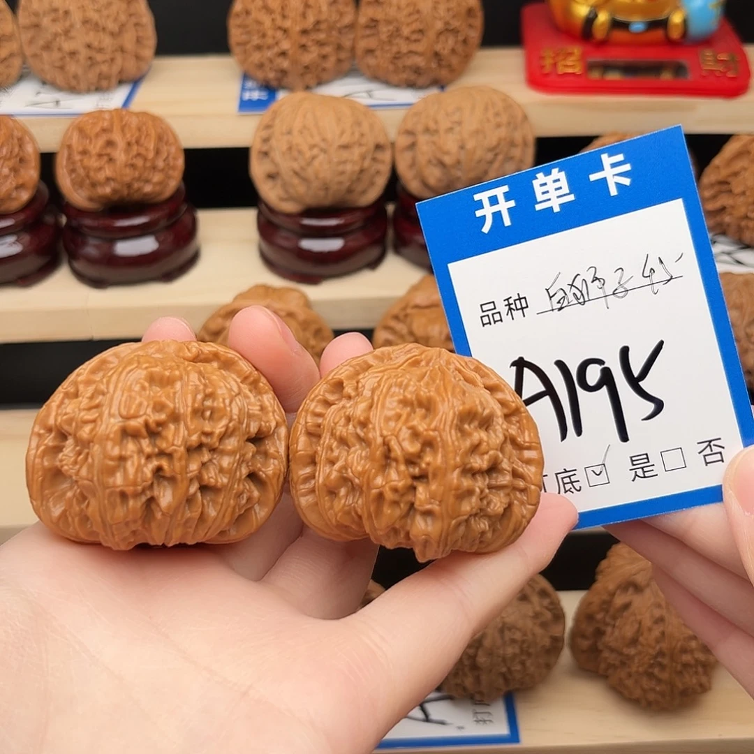 文玩核桃吊坠白狮子45