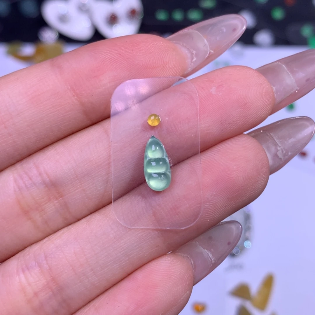 翡翠未镶嵌颈饰豆子