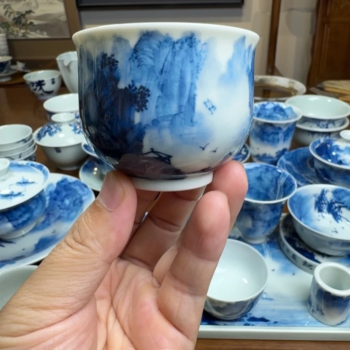山水画和水彩画作品的展台