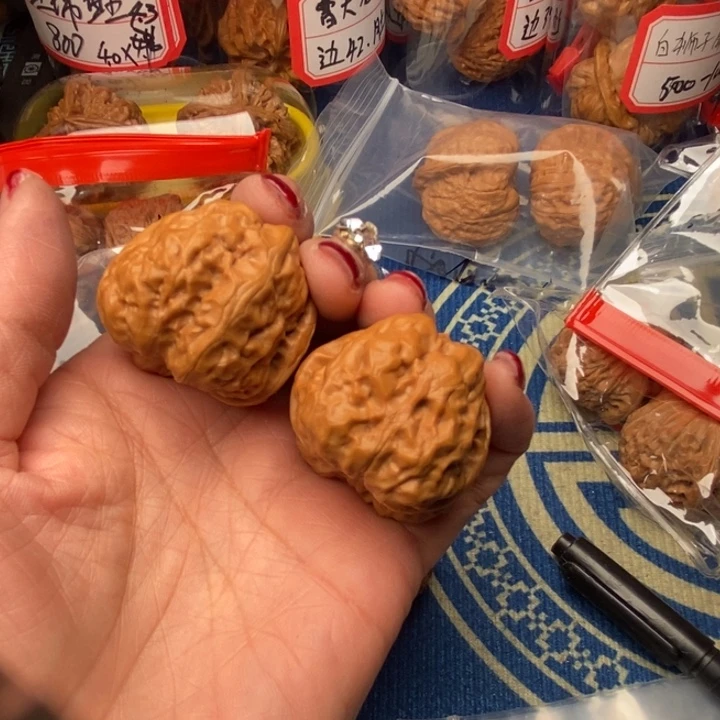 玩***的桃核吊坠蛤蟆头核桃