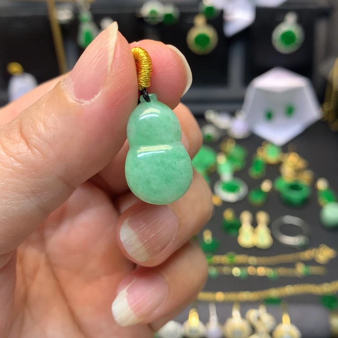 翡翠未镶嵌颈饰有纹裂