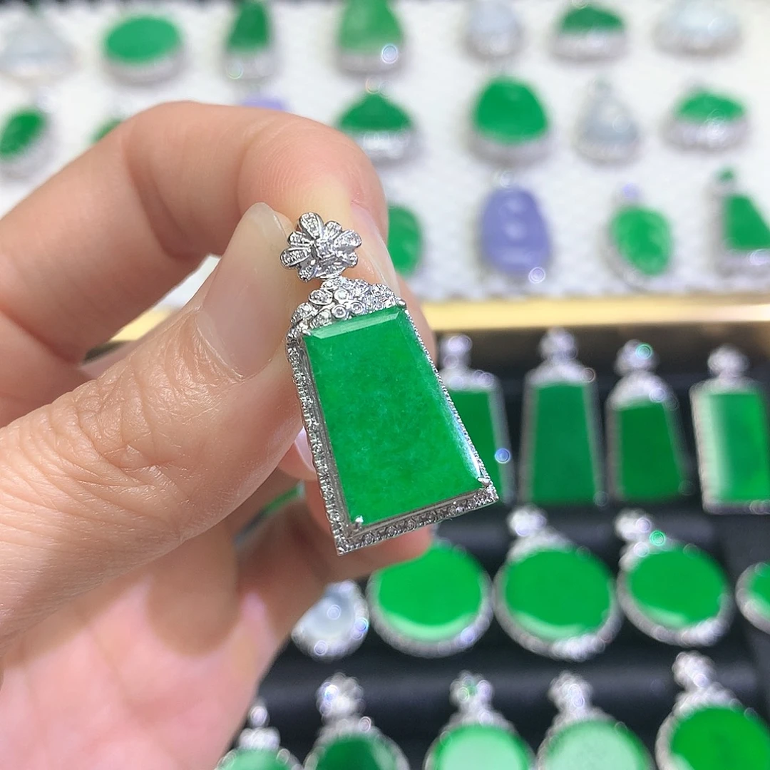 颈饰18K金镶嵌翡翠吊坠