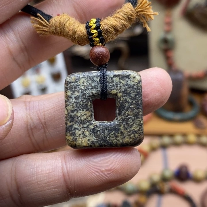 未镶嵌岫岩河磨玉（透闪石质玉）挂件