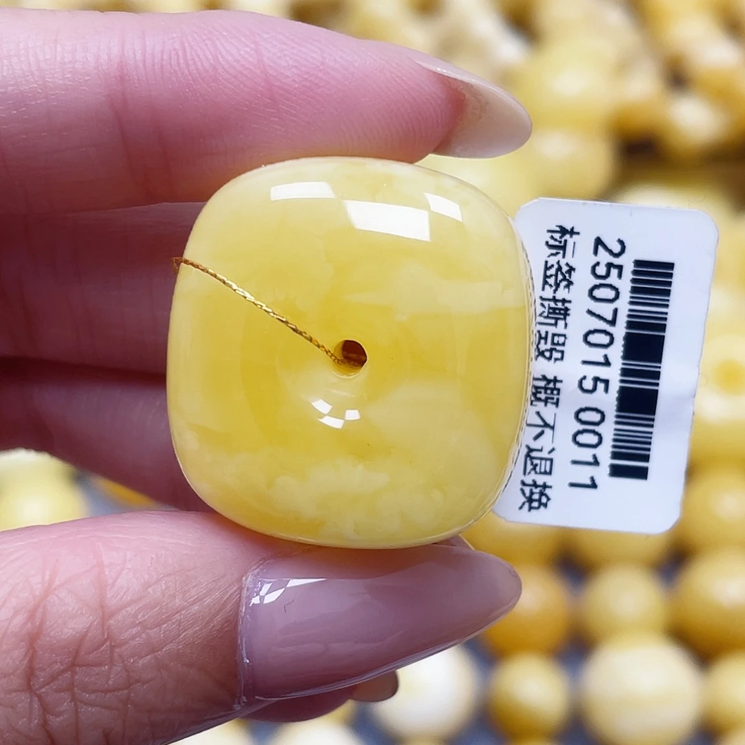 蜜蜡未镶嵌裸石27.7*26.1*17mm瑕