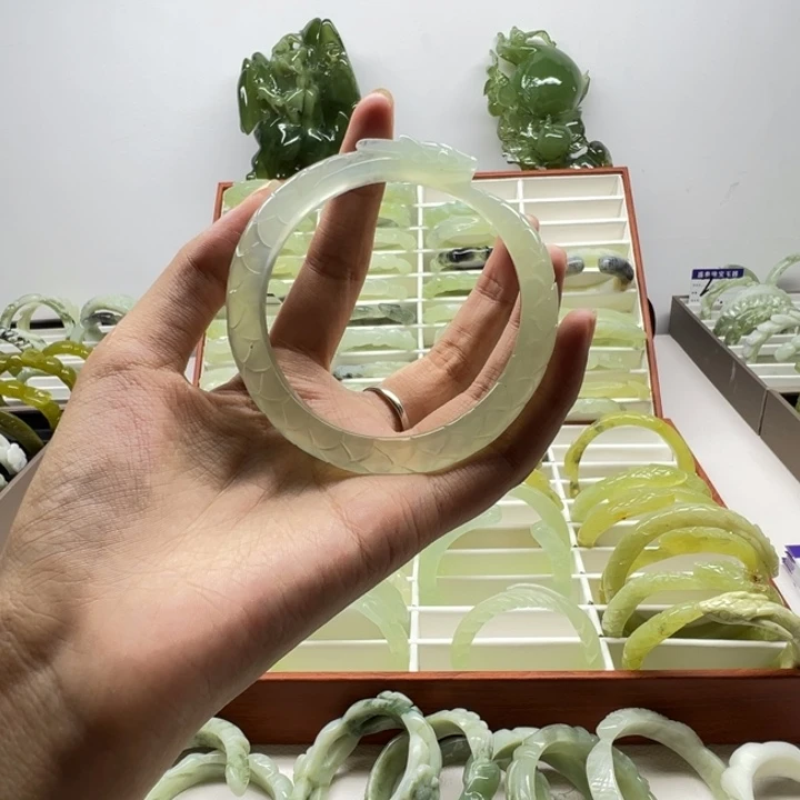 燕***飞蛇纹石玉未镶嵌手镯