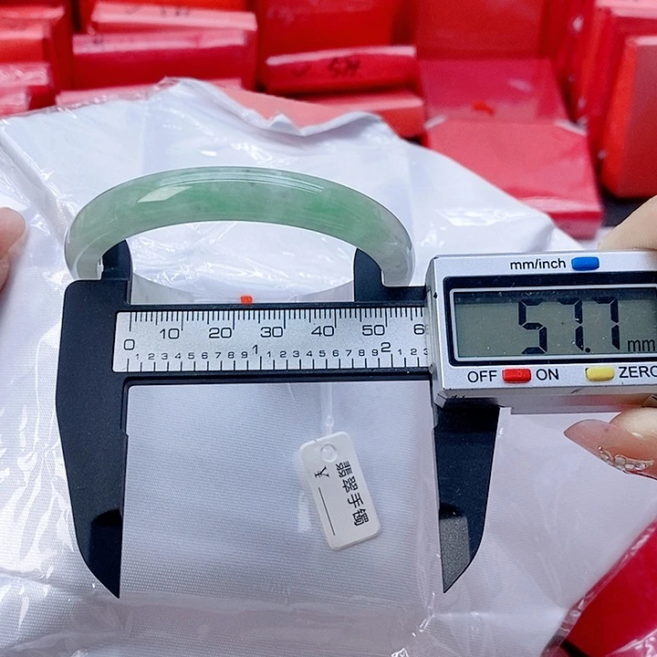 翡翠手镯未镶嵌267。 