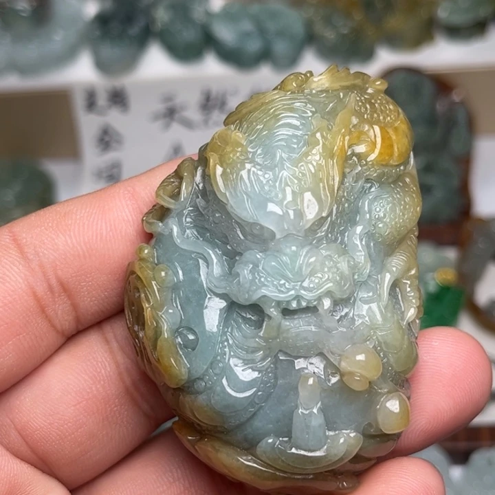 翡翠未镶嵌颈饰龙