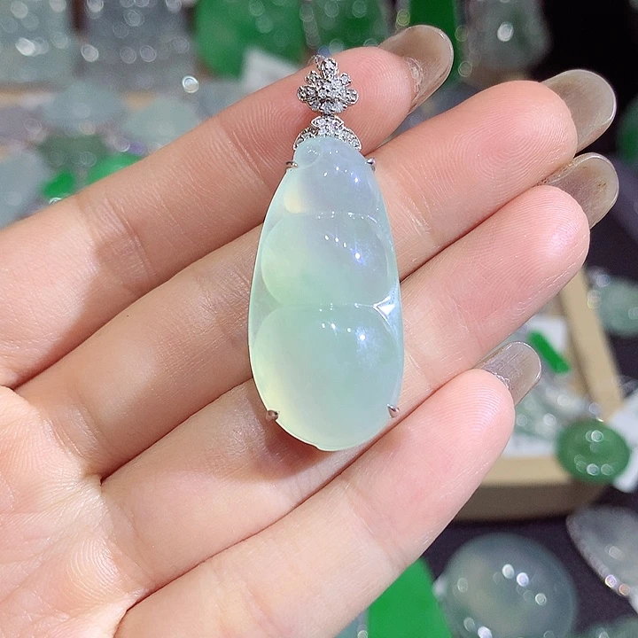 翡翠18K金镶嵌颈饰豆