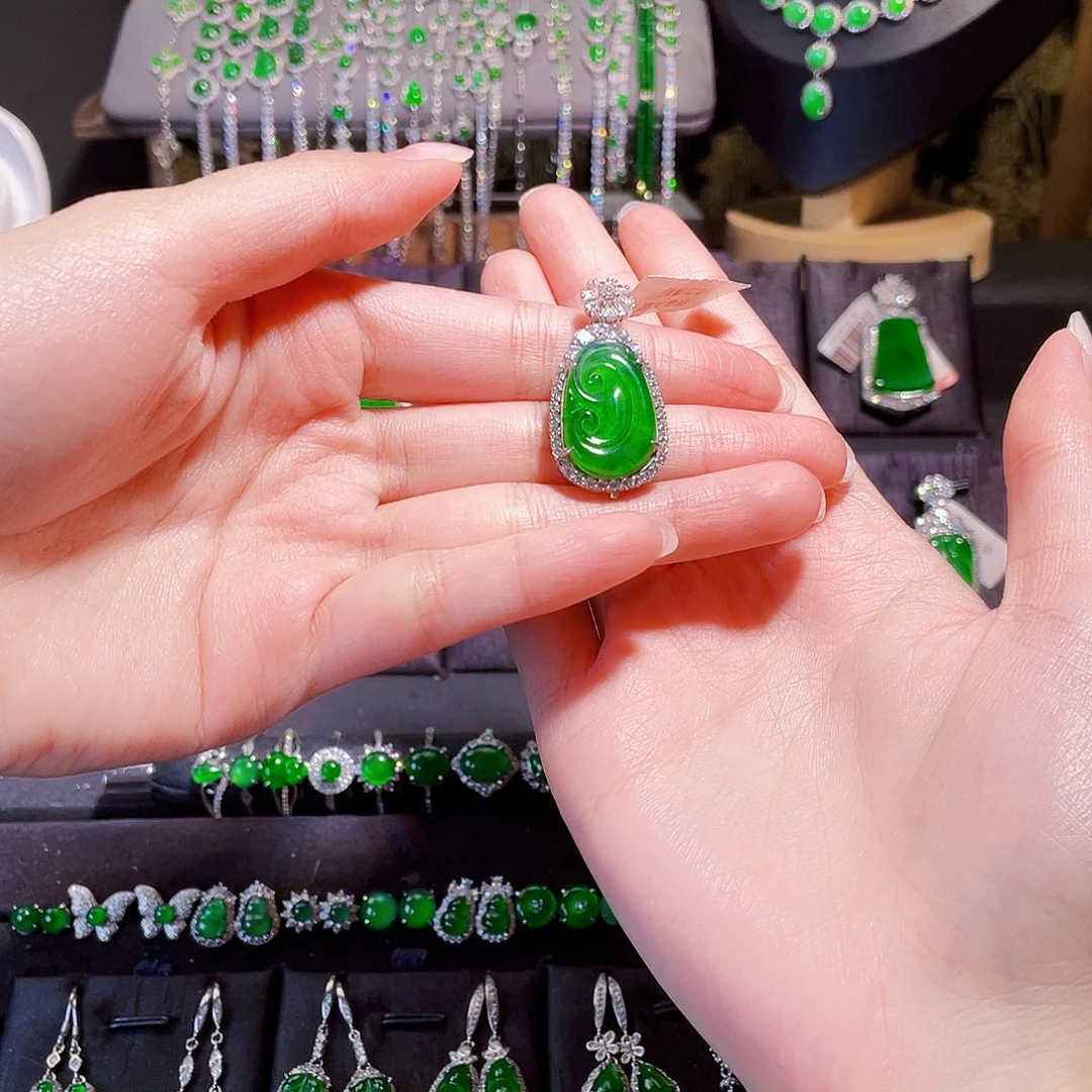 槿***翡翠银S925镶嵌颈饰如意