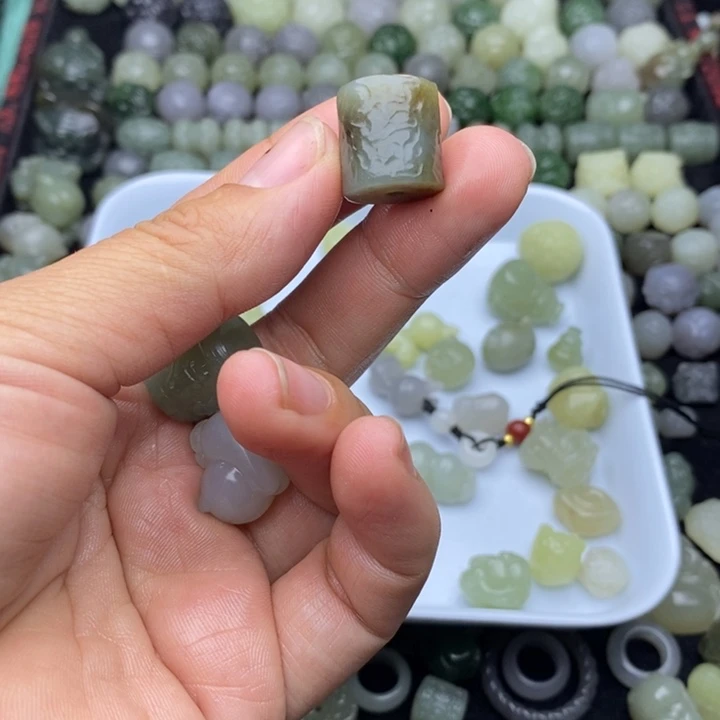 阿***呆和田玉未镶嵌颈饰