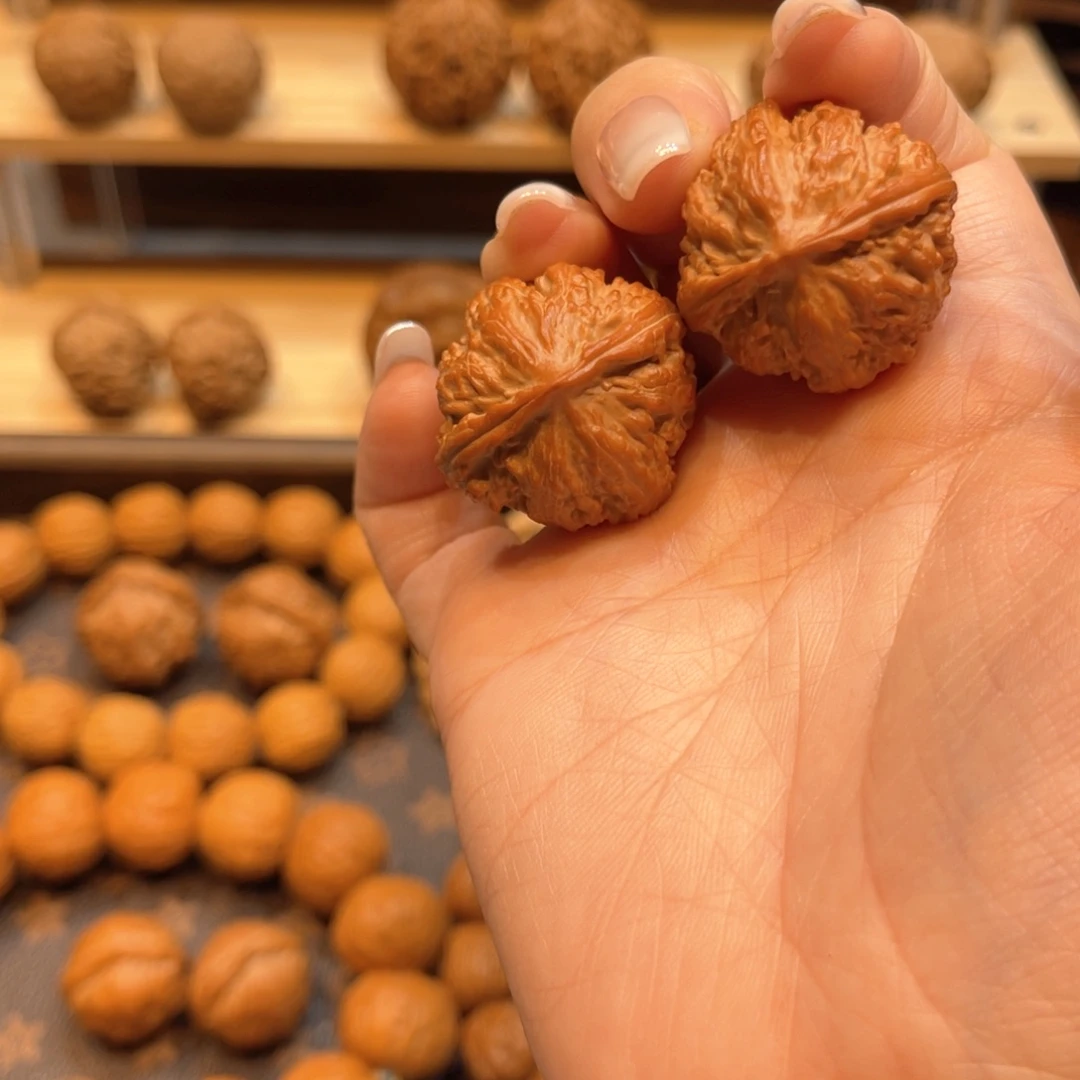 文玩核桃把件红皮龙纹帽