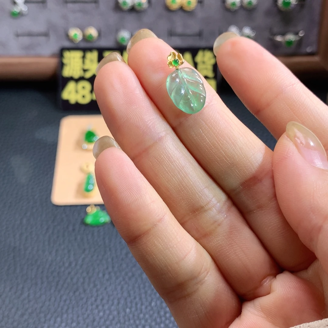 貝***爺翡翠18K金镶嵌颈饰叶子