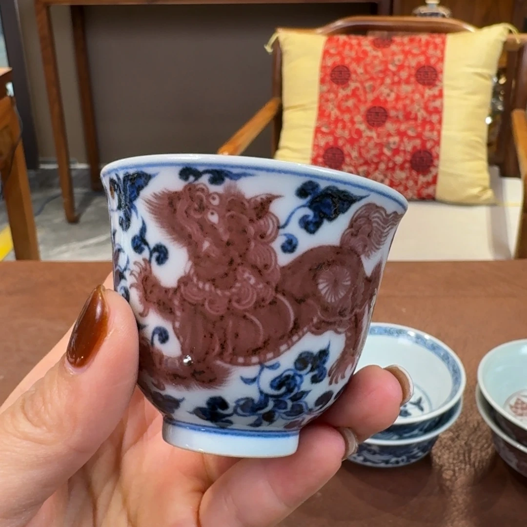 青花釉里红狮子铃铛杯