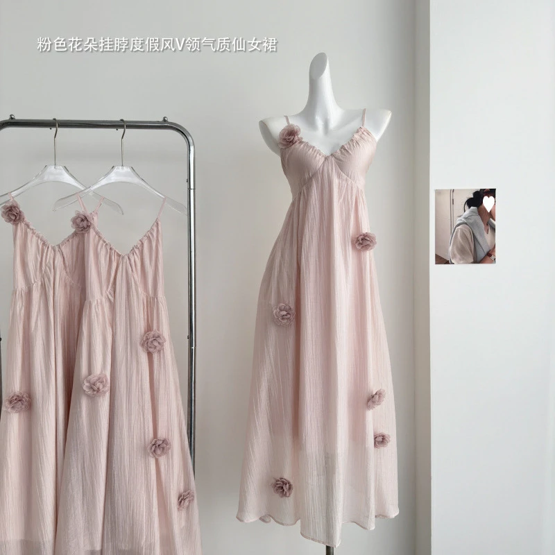 实拍粉色花朵度假风挂脖连衣裙温柔甜美仙女高级网红洋气炸街女装