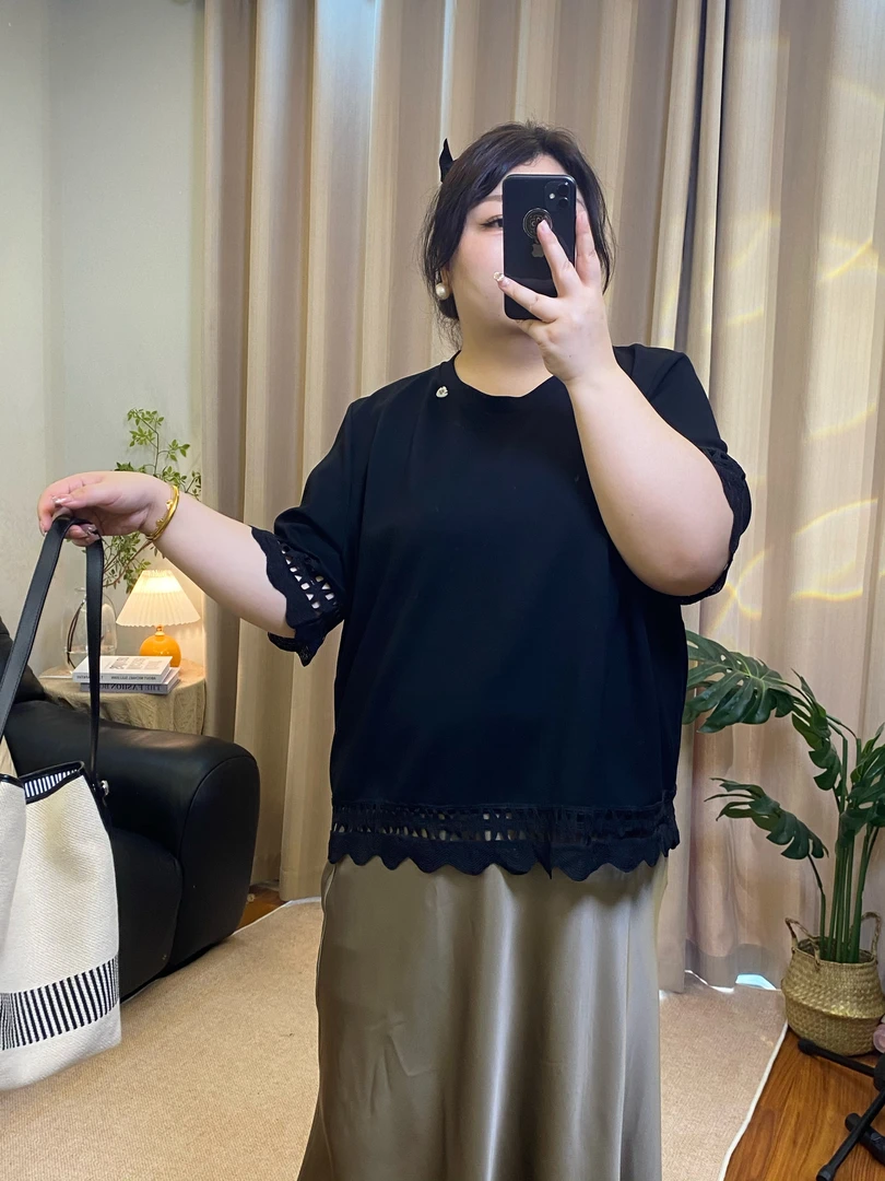 【圆满】大码女装2025夏季新款宽松黑色显瘦纯色小衫拼接镂空上衣