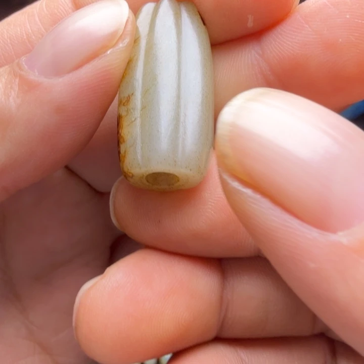 乌***猪和田玉（糖玉）未镶嵌珠宝半成品