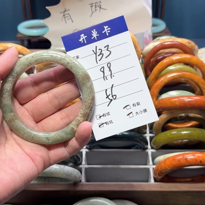 蛇纹石玉手镯合金映**然