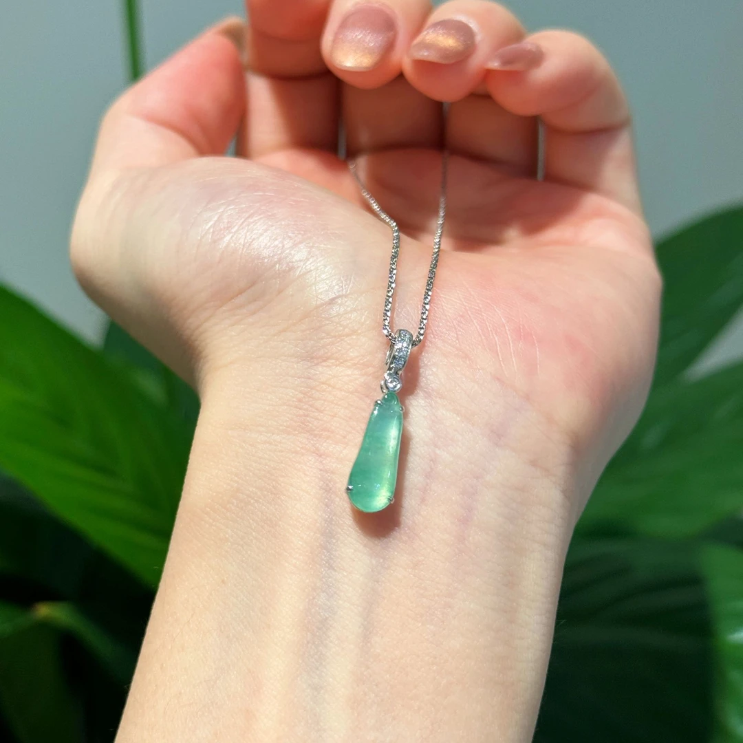 18K金天然缅甸翡翠 福瓜吊坠重1.5g翡翠14.2*5.4mm 整体22.6