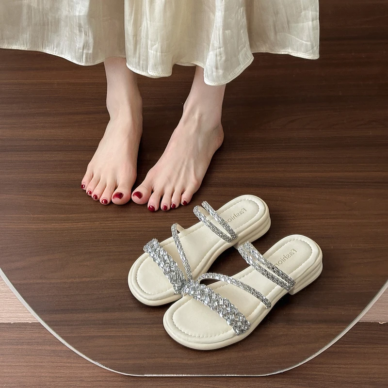 绝美银色水钻套趾凉拖鞋女夏外穿2025新款配裙子平底两穿沙滩凉鞋