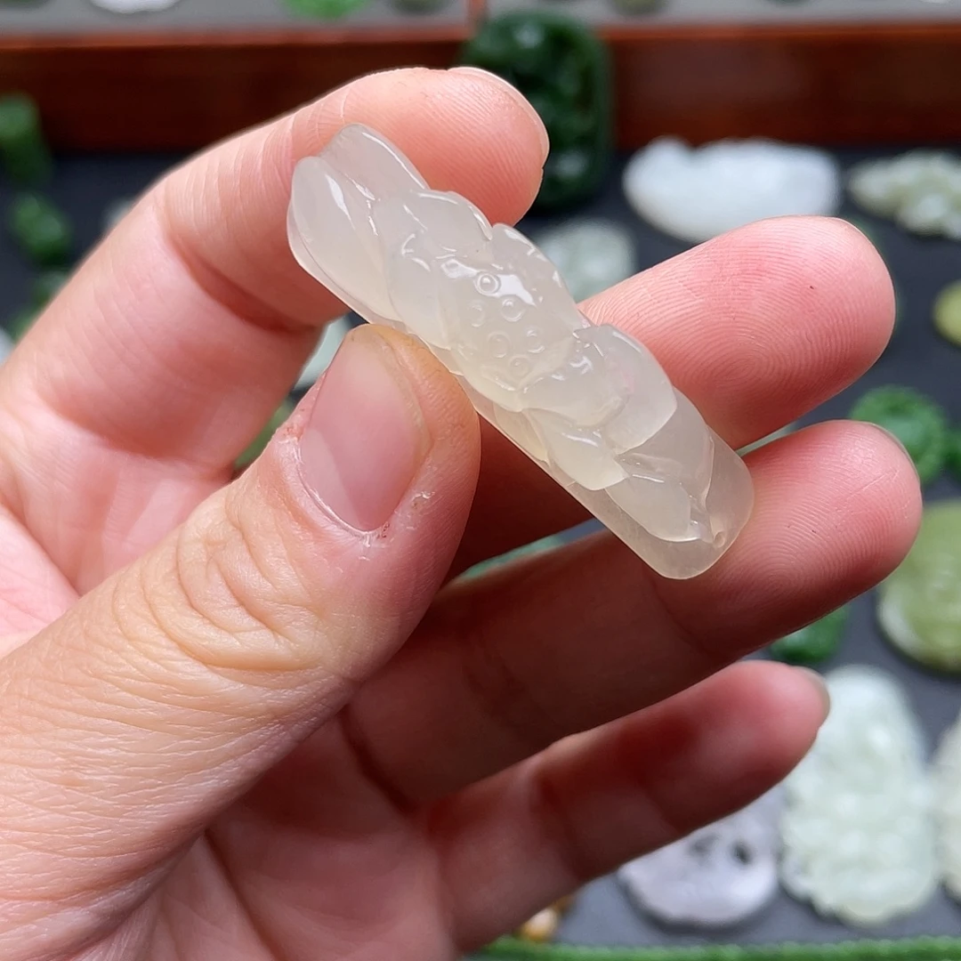 和田玉未镶嵌颈饰冰粉莲花手牌