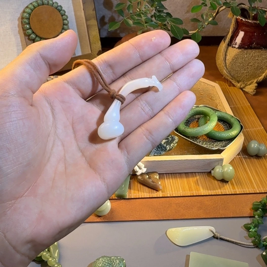 铲***O和田玉（糖玉）未镶嵌颈饰