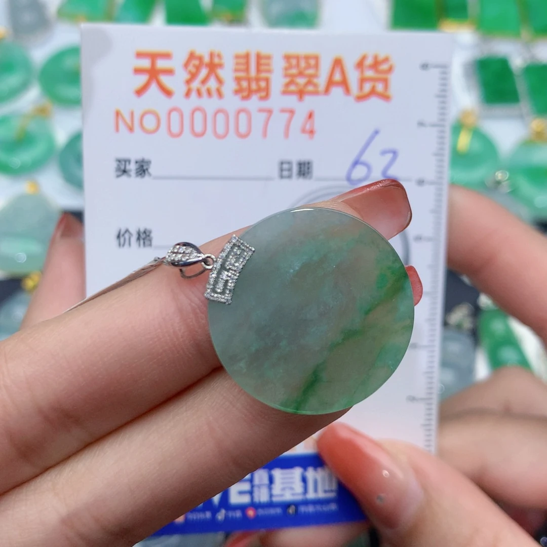 翡翠颈饰18K金镶嵌一****猬无事牌