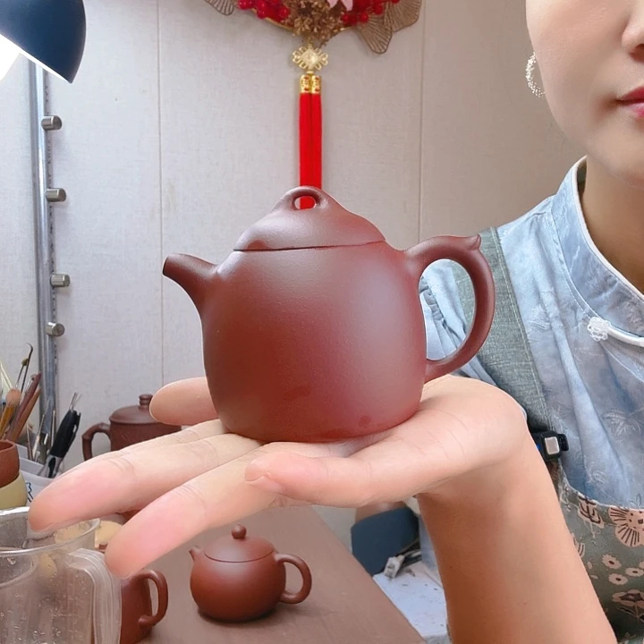鍾***标茶壶紫砂秦权半手，底槽清矿料，容量145毫升