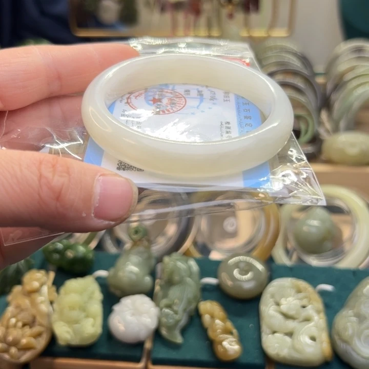 和田玉手镯未镶嵌57.2圈围72506微瑕