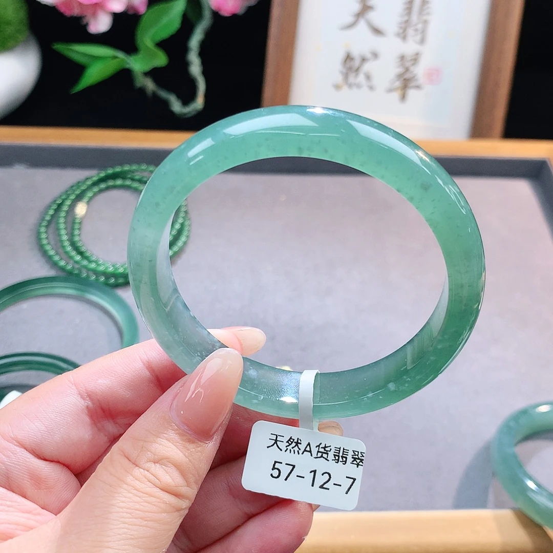 未镶嵌手镯（圆镯）翡翠
