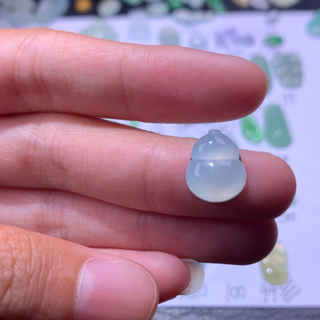 翡翠未镶嵌颈饰葫芦