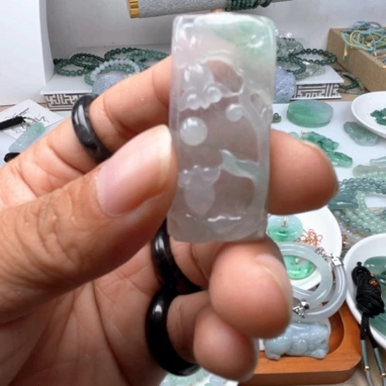 翡翠未镶嵌颈饰翡翠高冰力争上游