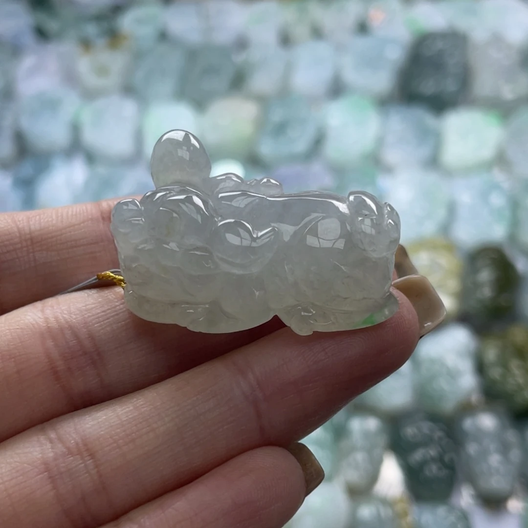 翡翠未镶嵌颈饰貔貅