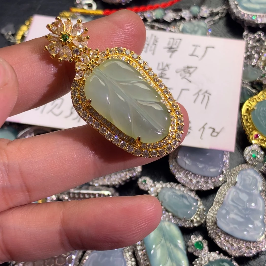 翡翠颈饰未镶嵌叶子