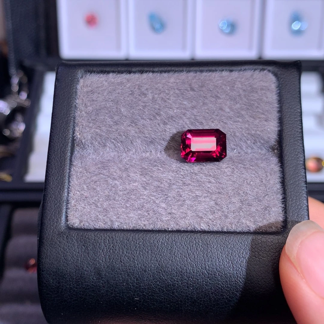 未镶嵌珠宝半成品石榴石（紫牙乌）4.195ct
