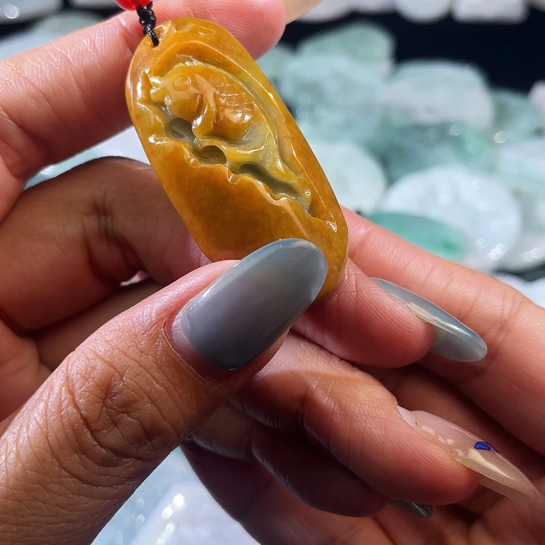 翡翠未镶嵌颈饰鱼牌