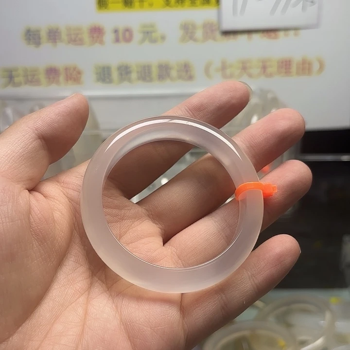 谢***o玛瑙/玉髓未镶嵌手镯