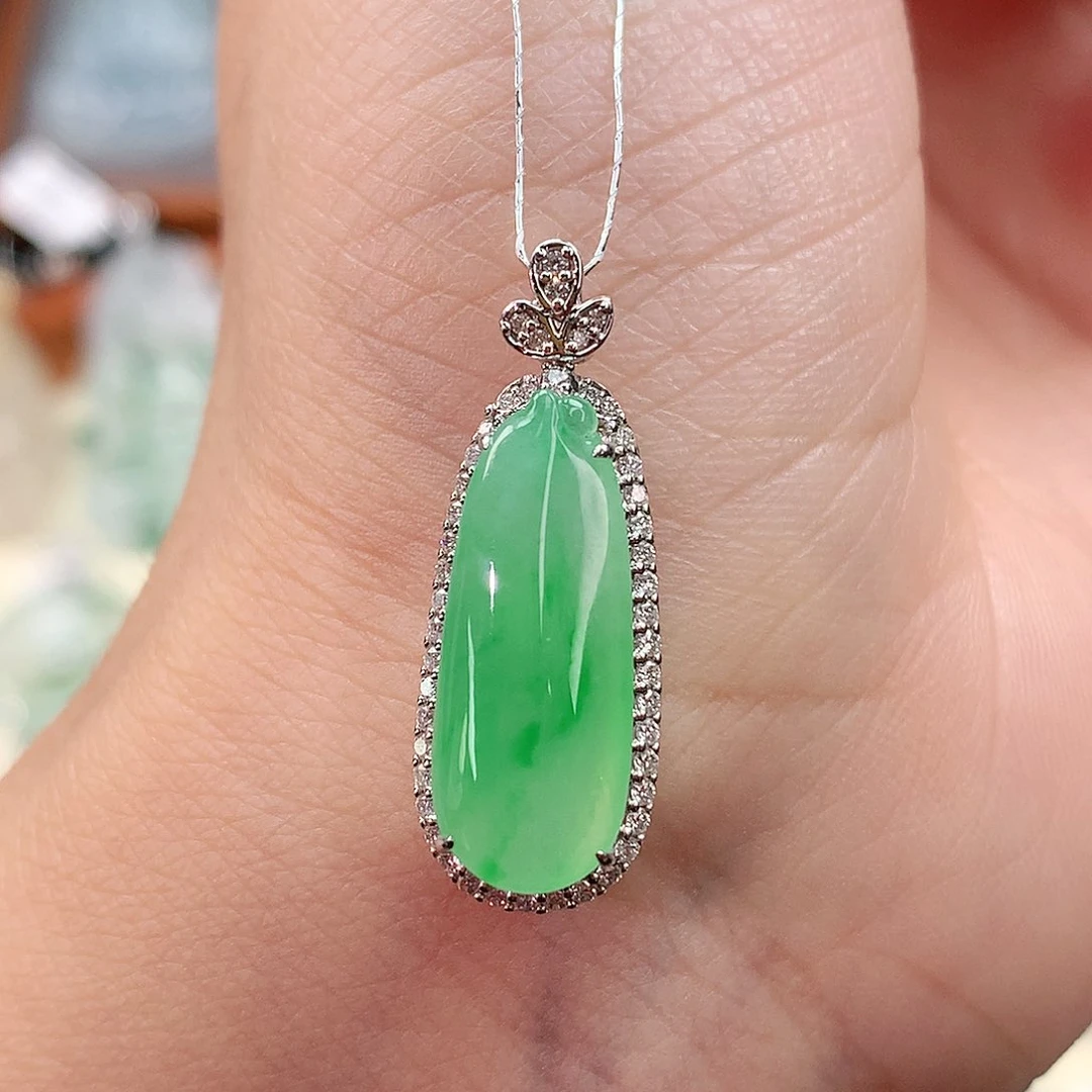 颈饰18K金镶嵌翡翠瓜