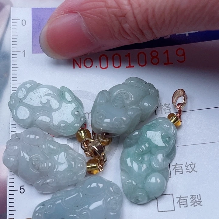 翡翠未镶嵌吊坠(赠链)