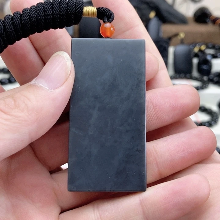 颈饰未镶嵌和田玉（墨玉）