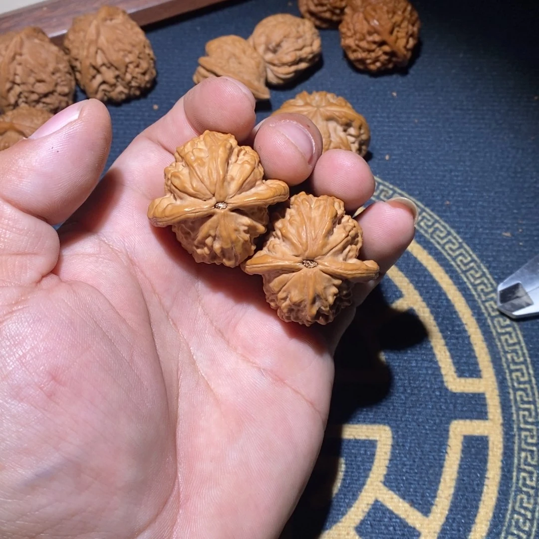 文玩核桃吊坠执大红袍