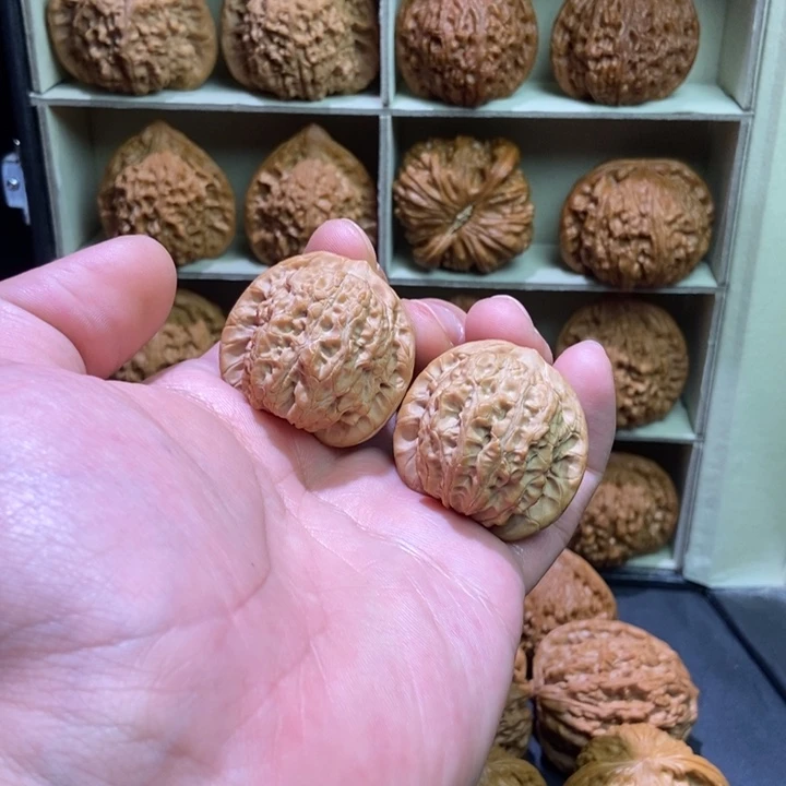 文玩核桃吊坠血麒麟36