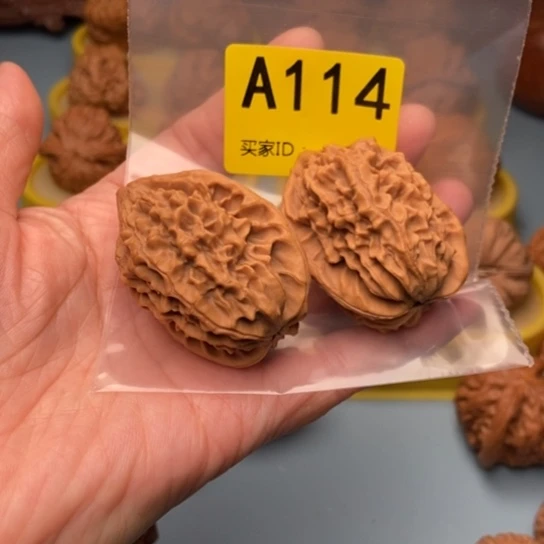 鈊****文玩核桃吊坠招财鼠 35