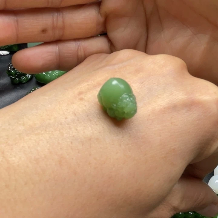 多***王和田玉（碧玉）未镶嵌颈饰