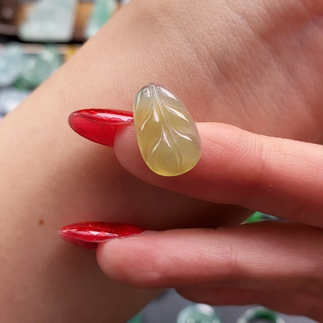 翡翠未镶嵌颈饰叶子