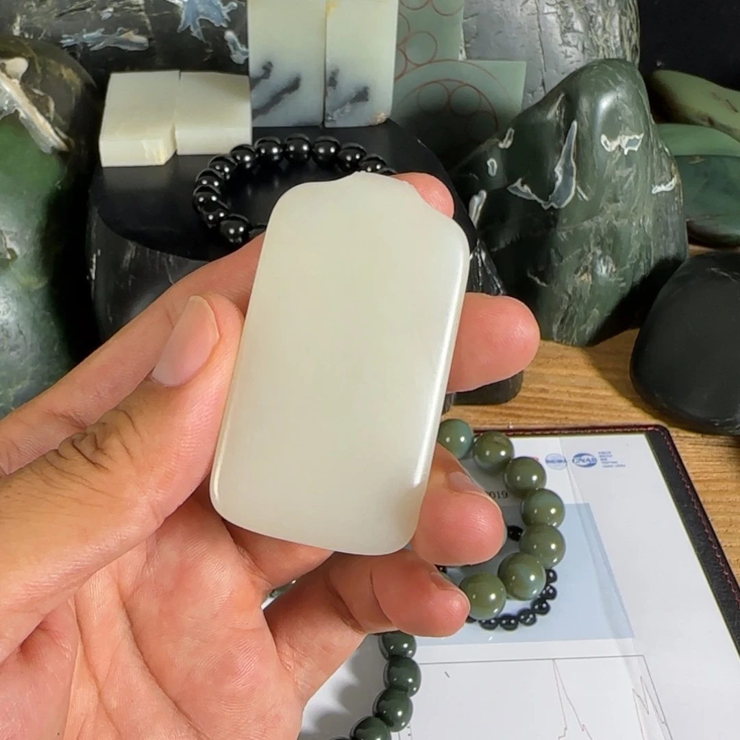 吕***r和田玉未镶嵌吊坠(赠链)不退不换